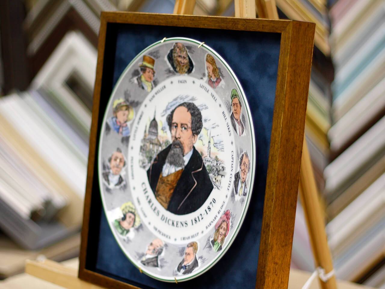 Тарелка charles dickens в багетной раме